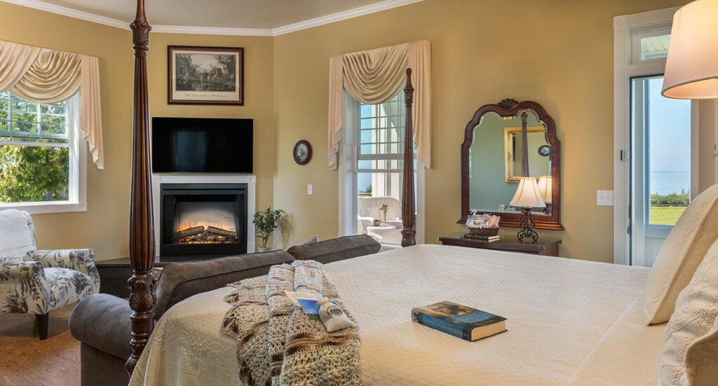 Marth Washington Suite Bed and Fireplace